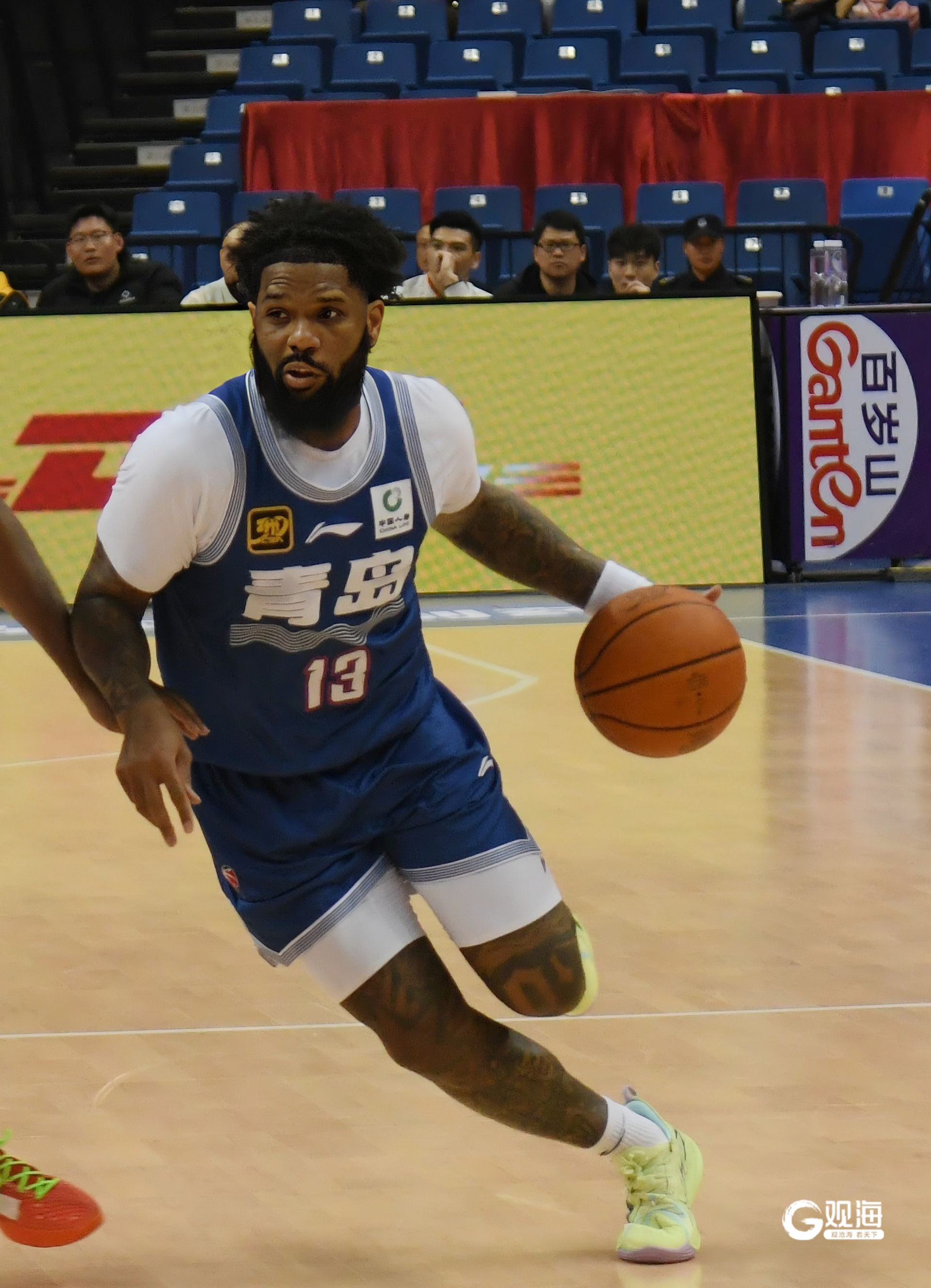 爱游戏注册登录深圳男篮发布备战花絮,窗口期手感冰凉,葡超任务艰巨,年轻球员得到机会的简单介绍