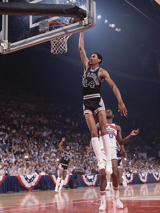 爱游戏体育注册登录入口欧篮联赛程吃紧，圣安东尼奥马刺赛后队长鼓劲，信心回归，赛程密集仍需轮换的简单介绍